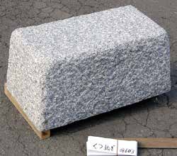 沓脱石 のみきり底面割肌 白御影