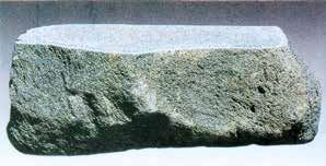 沓脱石 鳥海石 (天端ビシャン 側面自然 底面切削 秋田産)