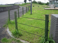 ロープ柵用穴付丸太杭